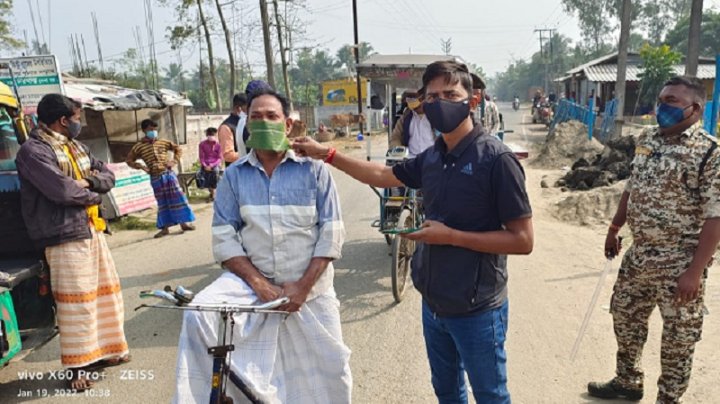 মুখ ঢেকে যায় কলাপাতায়! ‘মাস্ক’ দেখে বাকরুদ্ধ পুলিশ